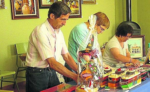 Tres usuarios colocan los productos elaborados. 