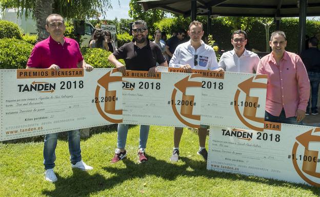 Los ganadores posan con sus premios.