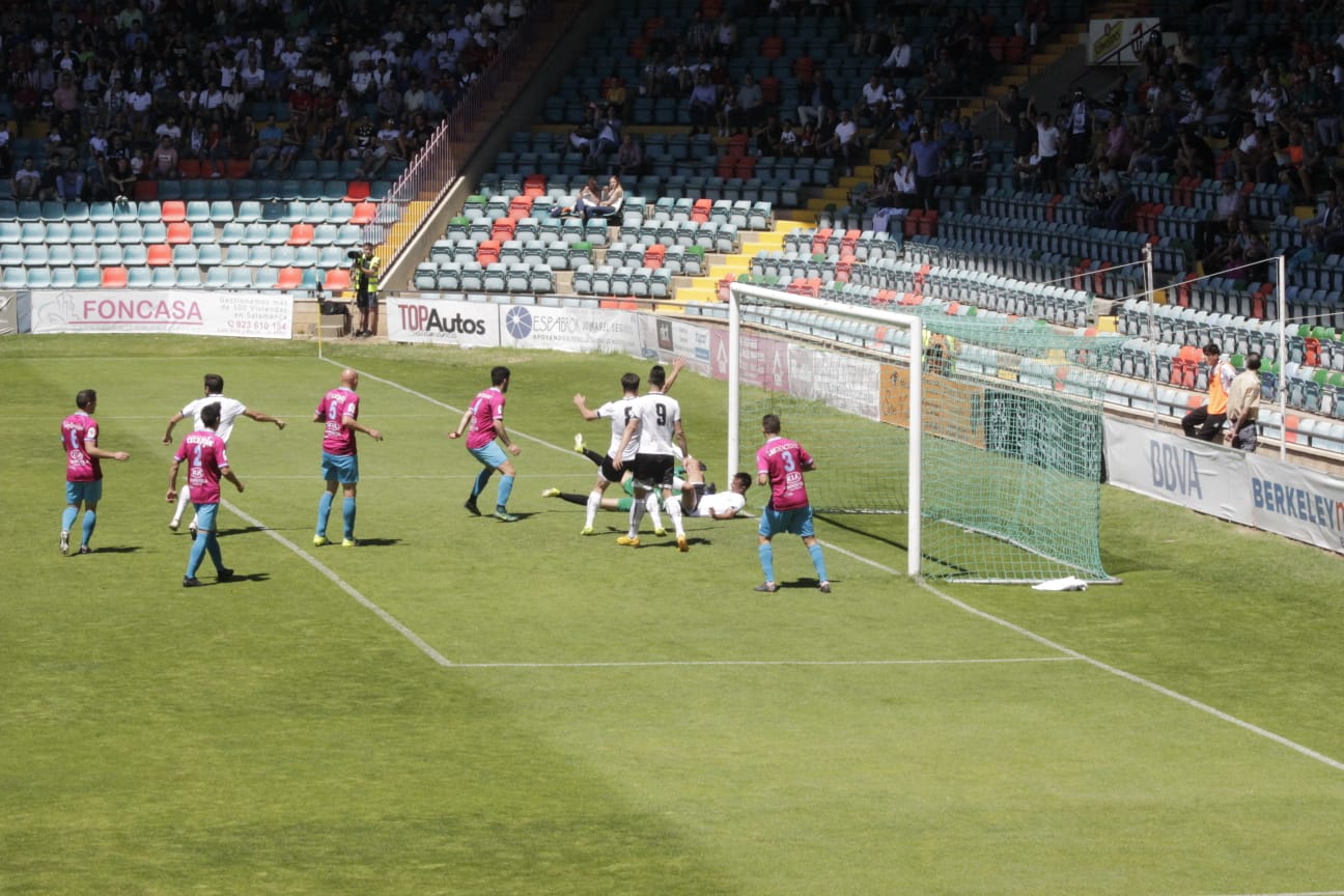 El ascenso a Segunda B entre el CF Salmantino UDS y la SD Compostela se decidirá el próximo domingo en el mítico estadio de San Lázaro. Los dos equipos han empatado esta mañana en el Helmántico a un gol. 