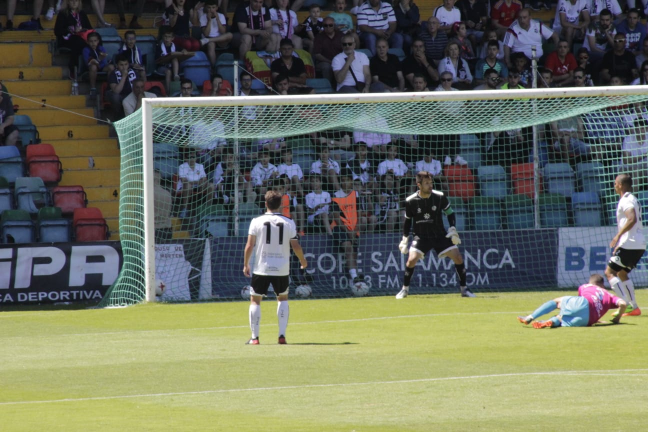 El ascenso a Segunda B entre el CF Salmantino UDS y la SD Compostela se decidirá el próximo domingo en el mítico estadio de San Lázaro. Los dos equipos han empatado esta mañana en el Helmántico a un gol. 