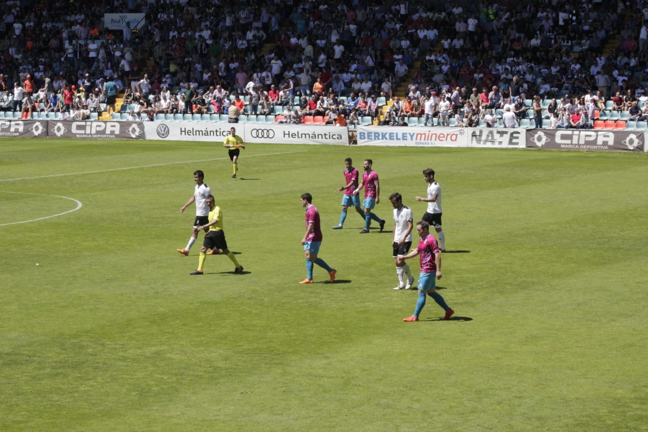 El ascenso a Segunda B entre el CF Salmantino UDS y la SD Compostela se decidirá el próximo domingo en el mítico estadio de San Lázaro. Los dos equipos han empatado esta mañana en el Helmántico a un gol. 