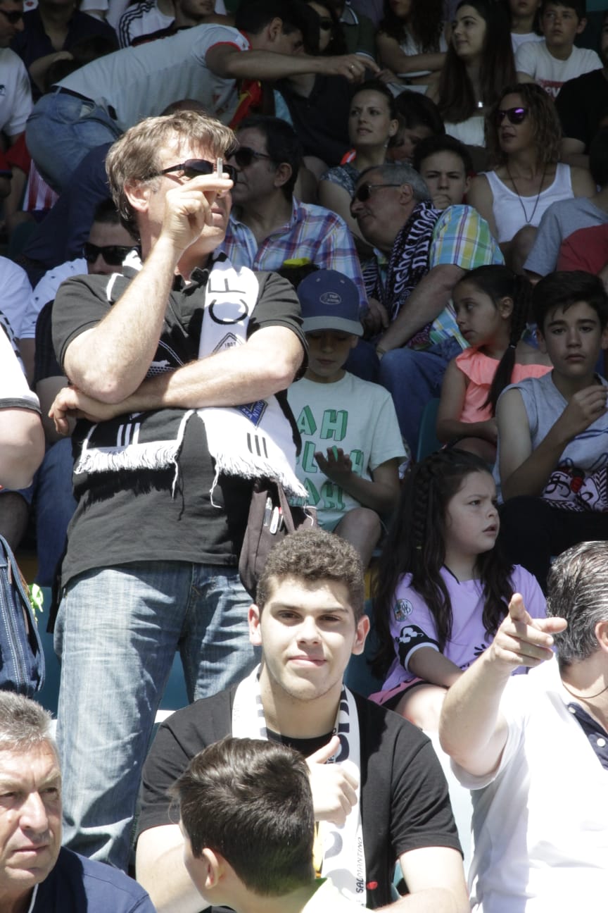 El ascenso a Segunda B entre el CF Salmantino UDS y la SD Compostela se decidirá el próximo domingo en el mítico estadio de San Lázaro. Los dos equipos han empatado esta mañana en el Helmántico a un gol. 