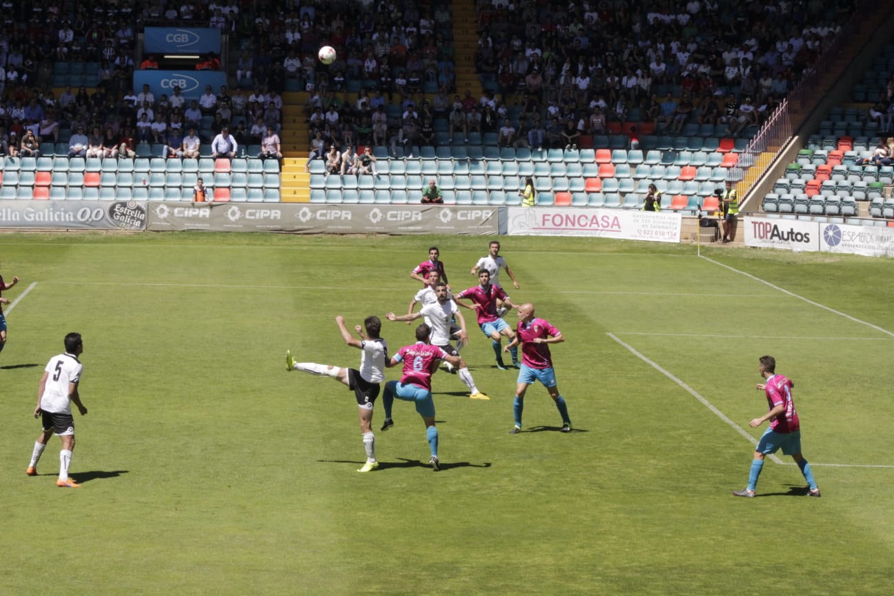 El ascenso a Segunda B entre el CF Salmantino UDS y la SD Compostela se decidirá el próximo domingo en el mítico estadio de San Lázaro. Los dos equipos han empatado esta mañana en el Helmántico a un gol. 