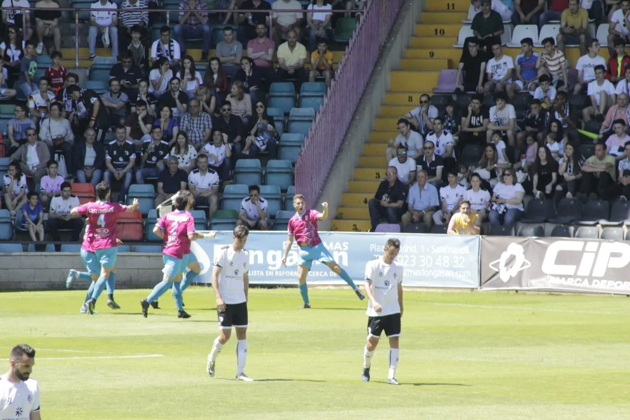 El ascenso a Segunda B entre el CF Salmantino UDS y la SD Compostela se decidirá el próximo domingo en el mítico estadio de San Lázaro. Los dos equipos han empatado esta mañana en el Helmántico a un gol. 