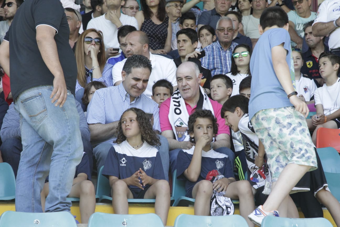 El ascenso a Segunda B entre el CF Salmantino UDS y la SD Compostela se decidirá el próximo domingo en el mítico estadio de San Lázaro. Los dos equipos han empatado esta mañana en el Helmántico a un gol. 