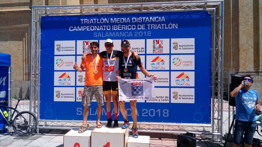 Salamanca se ha enganchado al triatlón. La capital charra acogió esta mañana la cuarta edición del Triatlón de Media Distancia, considerado además 'Campeonato Ibérico' por la importante presencia de triatletas lusos