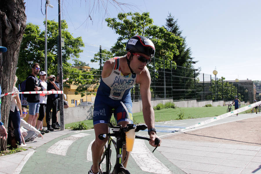 Salamanca se ha enganchado al triatlón. La capital charra acogió esta mañana la cuarta edición del Triatlón de Media Distancia, considerado además 'Campeonato Ibérico' por la importante presencia de triatletas lusos