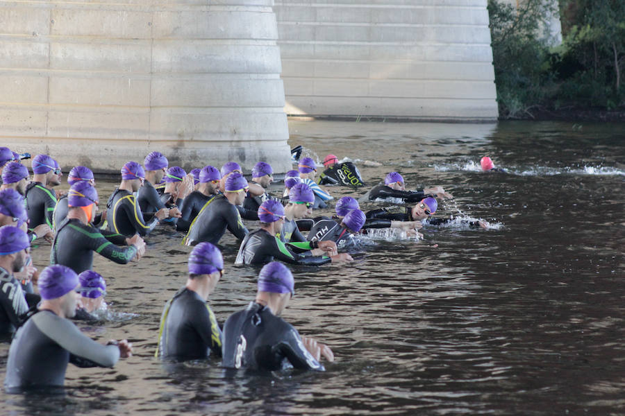 Salamanca se ha enganchado al triatlón. La capital charra acogió esta mañana la cuarta edición del Triatlón de Media Distancia, considerado además 'Campeonato Ibérico' por la importante presencia de triatletas lusos