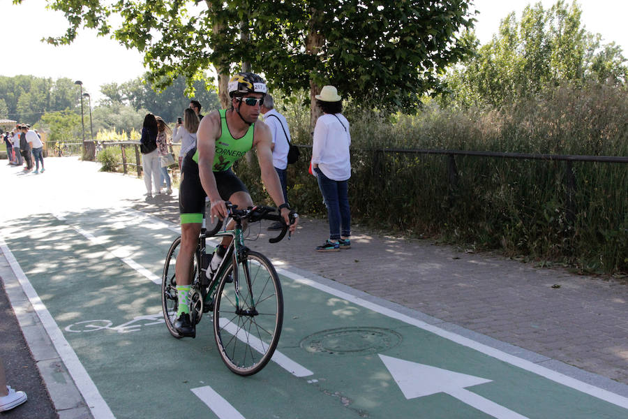 Salamanca se ha enganchado al triatlón. La capital charra acogió esta mañana la cuarta edición del Triatlón de Media Distancia, considerado además 'Campeonato Ibérico' por la importante presencia de triatletas lusos