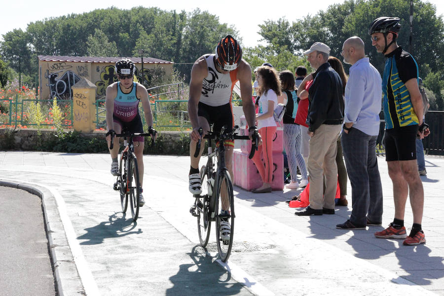 Salamanca se ha enganchado al triatlón. La capital charra acogió esta mañana la cuarta edición del Triatlón de Media Distancia, considerado además 'Campeonato Ibérico' por la importante presencia de triatletas lusos