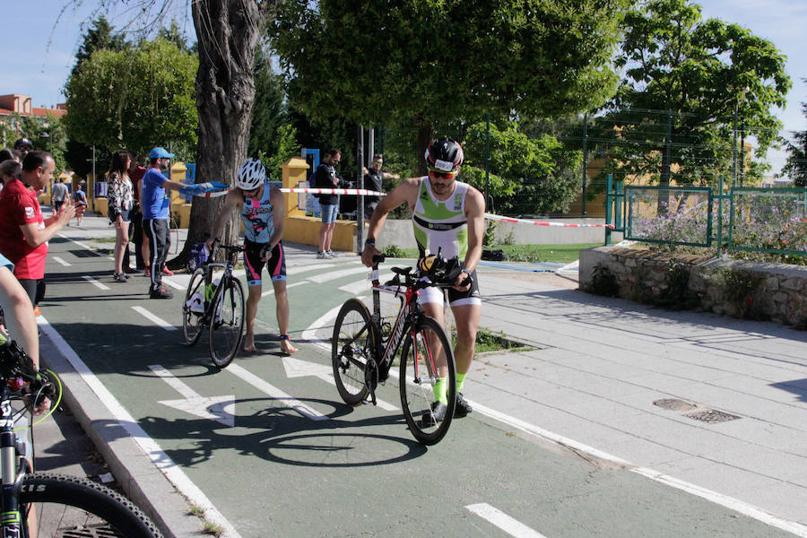 Salamanca se ha enganchado al triatlón. La capital charra acogió esta mañana la cuarta edición del Triatlón de Media Distancia, considerado además 'Campeonato Ibérico' por la importante presencia de triatletas lusos