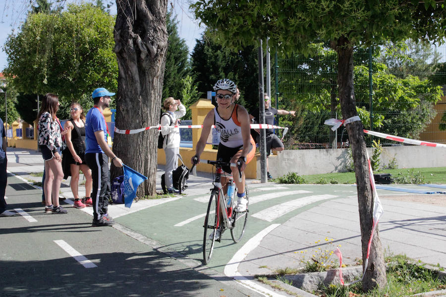 Salamanca se ha enganchado al triatlón. La capital charra acogió esta mañana la cuarta edición del Triatlón de Media Distancia, considerado además 'Campeonato Ibérico' por la importante presencia de triatletas lusos