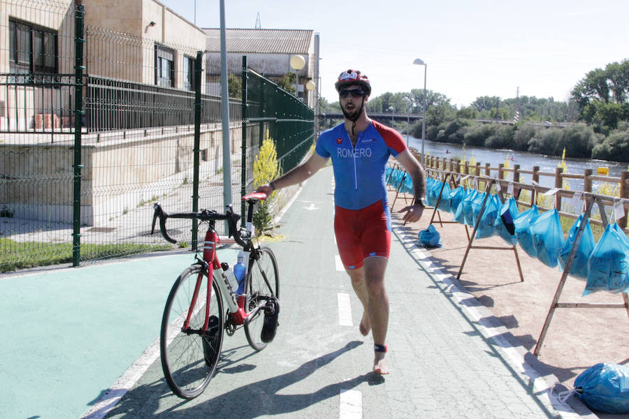 Salamanca se ha enganchado al triatlón. La capital charra acogió esta mañana la cuarta edición del Triatlón de Media Distancia, considerado además 'Campeonato Ibérico' por la importante presencia de triatletas lusos