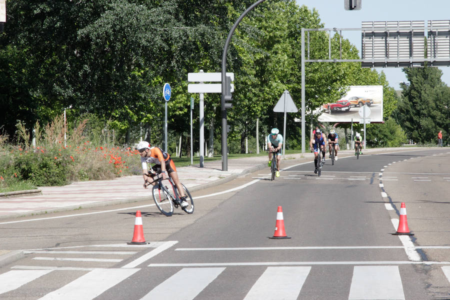 Salamanca se ha enganchado al triatlón. La capital charra acogió esta mañana la cuarta edición del Triatlón de Media Distancia, considerado además 'Campeonato Ibérico' por la importante presencia de triatletas lusos
