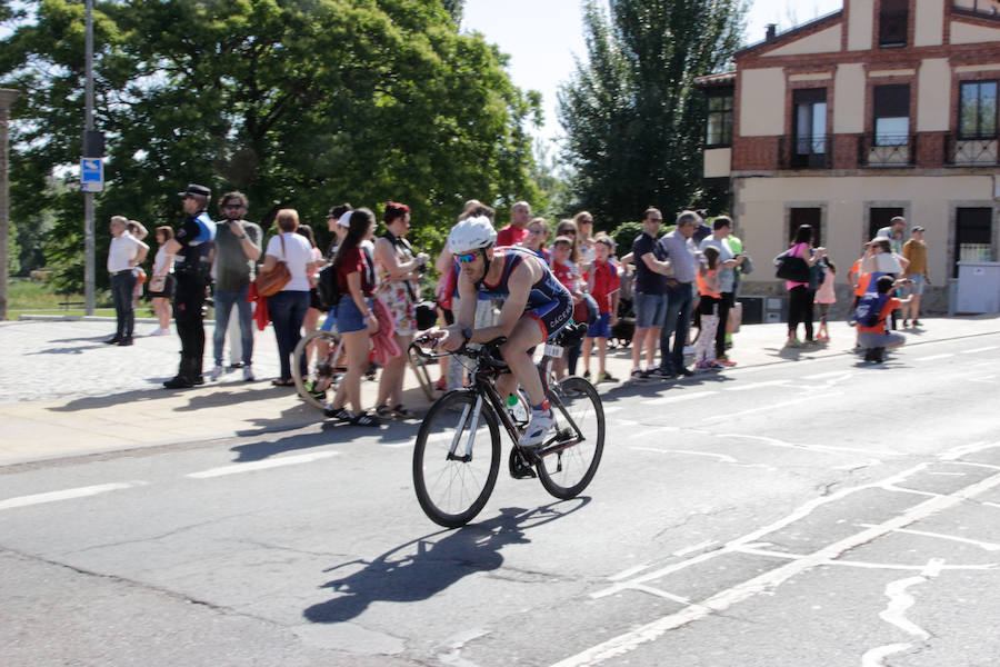 Salamanca se ha enganchado al triatlón. La capital charra acogió esta mañana la cuarta edición del Triatlón de Media Distancia, considerado además 'Campeonato Ibérico' por la importante presencia de triatletas lusos