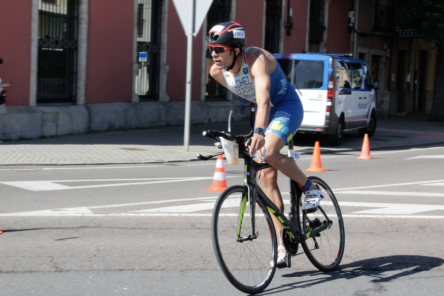 Salamanca se ha enganchado al triatlón. La capital charra acogió esta mañana la cuarta edición del Triatlón de Media Distancia, considerado además 'Campeonato Ibérico' por la importante presencia de triatletas lusos