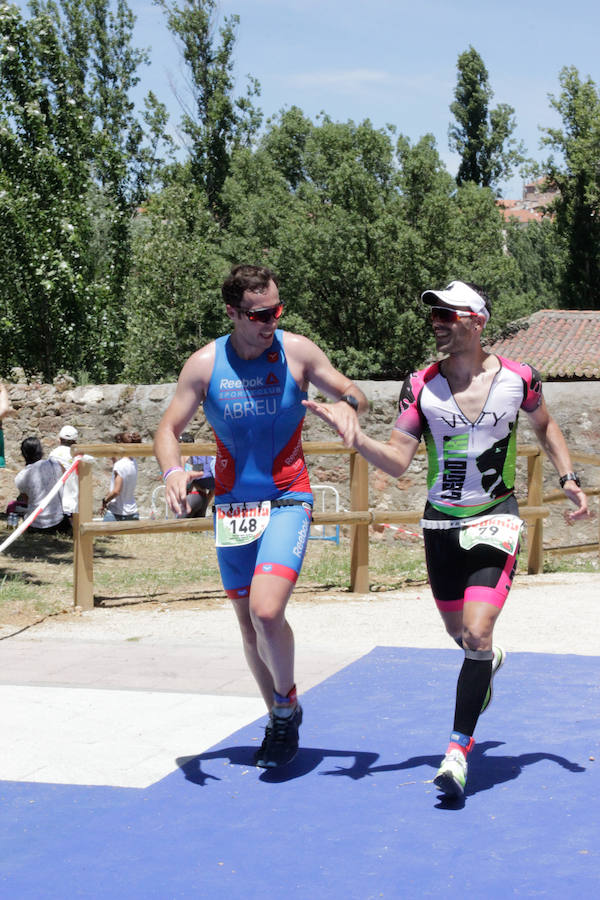 Salamanca se ha enganchado al triatlón. La capital charra acogió esta mañana la cuarta edición del Triatlón de Media Distancia, considerado además 'Campeonato Ibérico' por la importante presencia de triatletas lusos