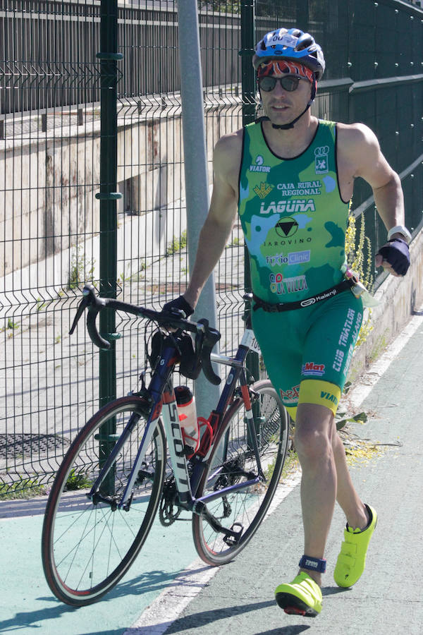 Salamanca se ha enganchado al triatlón. La capital charra acogió esta mañana la cuarta edición del Triatlón de Media Distancia, considerado además 'Campeonato Ibérico' por la importante presencia de triatletas lusos