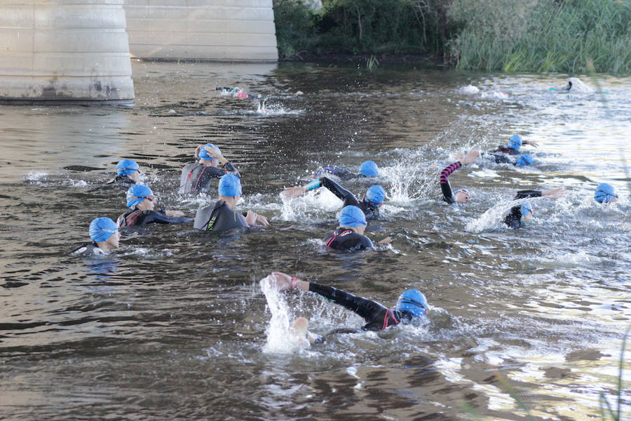 Salamanca se ha enganchado al triatlón. La capital charra acogió esta mañana la cuarta edición del Triatlón de Media Distancia, considerado además 'Campeonato Ibérico' por la importante presencia de triatletas lusos