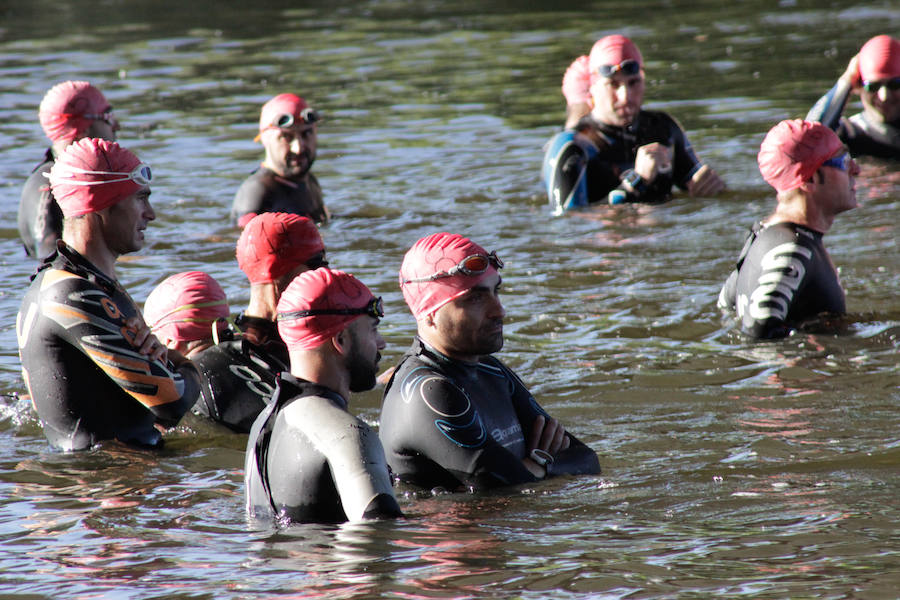 Salamanca se ha enganchado al triatlón. La capital charra acogió esta mañana la cuarta edición del Triatlón de Media Distancia, considerado además 'Campeonato Ibérico' por la importante presencia de triatletas lusos