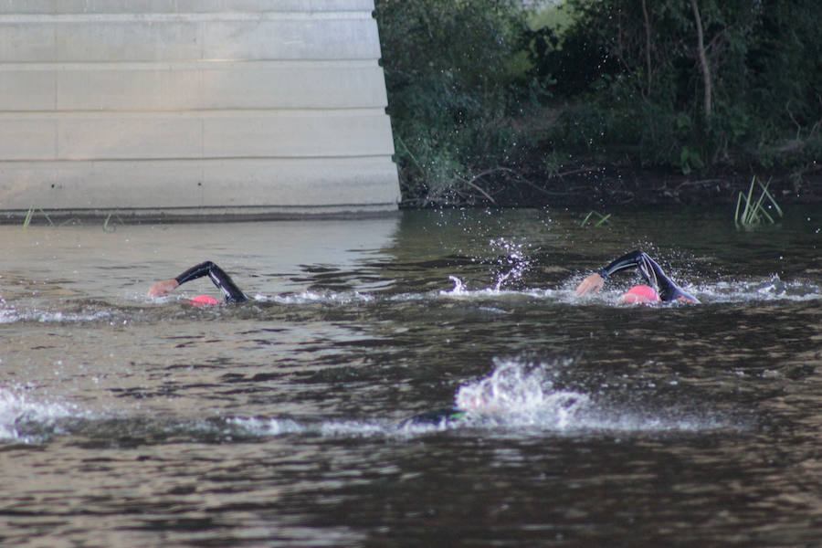 Salamanca se ha enganchado al triatlón. La capital charra acogió esta mañana la cuarta edición del Triatlón de Media Distancia, considerado además 'Campeonato Ibérico' por la importante presencia de triatletas lusos