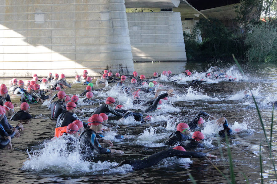 Salamanca se ha enganchado al triatlón. La capital charra acogió esta mañana la cuarta edición del Triatlón de Media Distancia, considerado además 'Campeonato Ibérico' por la importante presencia de triatletas lusos