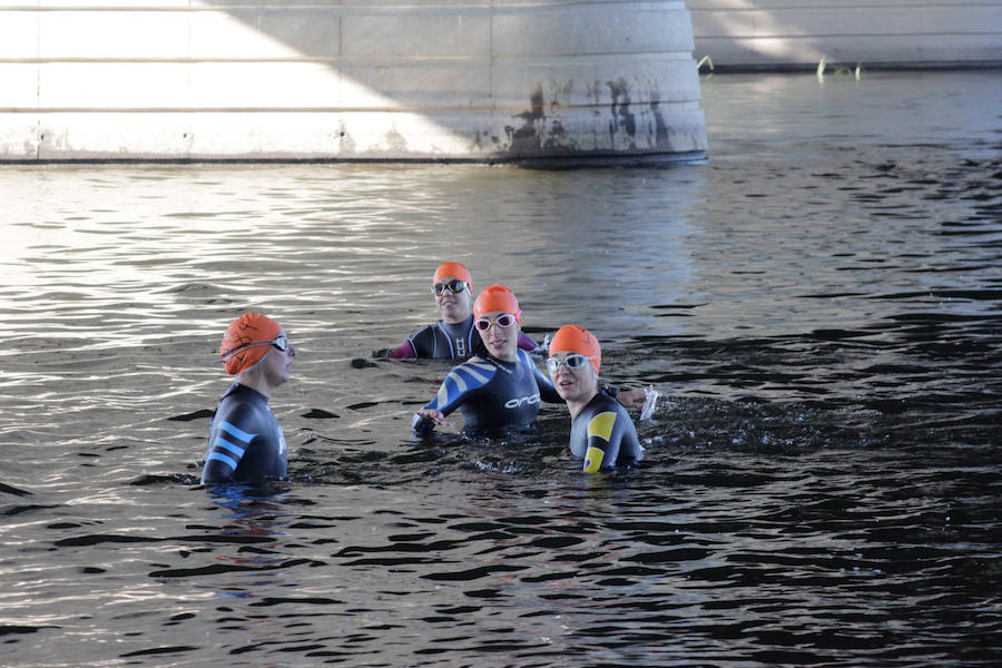 Salamanca se ha enganchado al triatlón. La capital charra acogió esta mañana la cuarta edición del Triatlón de Media Distancia, considerado además 'Campeonato Ibérico' por la importante presencia de triatletas lusos