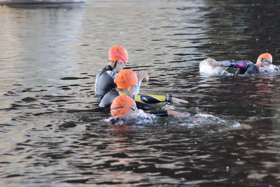 Salamanca se ha enganchado al triatlón. La capital charra acogió esta mañana la cuarta edición del Triatlón de Media Distancia, considerado además 'Campeonato Ibérico' por la importante presencia de triatletas lusos