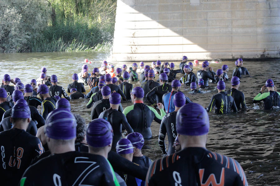 Salamanca se ha enganchado al triatlón. La capital charra acogió esta mañana la cuarta edición del Triatlón de Media Distancia, considerado además 'Campeonato Ibérico' por la importante presencia de triatletas lusos