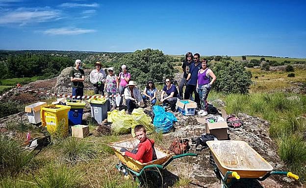Algunos de los participantes junto a la basura recogida ayer en una vieja escombrera de Juzbado.