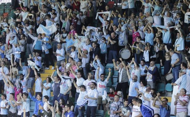 Aficionados del Compostela en el Helmántico. 