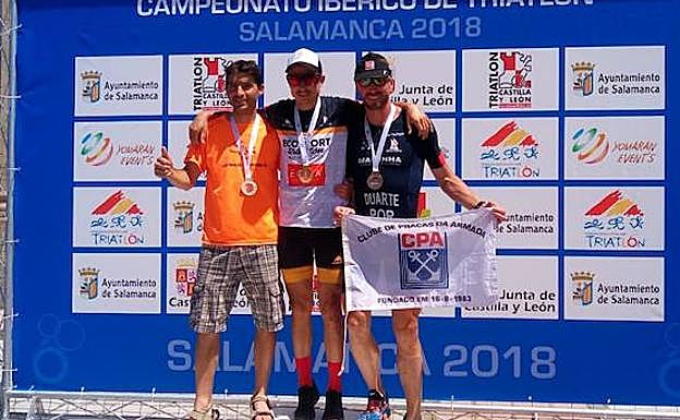 Podio masculino de media distancia con Alberto Bravo, a la derecha, como segundo, junto a Diego Paredes y Jorge Duarte. 