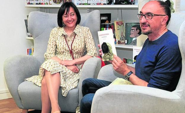 Maribel Gilsanz y José Antonio Gómez Municio, ayer, durante la presentación de la novela. 