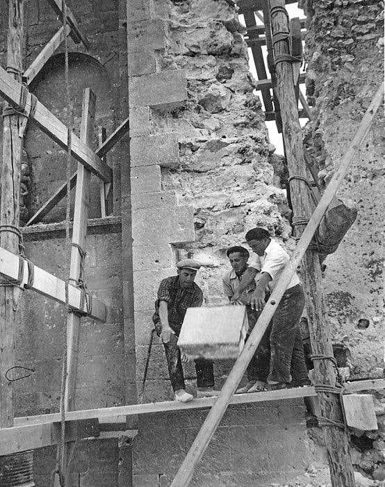 Imagen secundaria 1 - Arriba, la iglesia, con el ábside, antes del traslado. Abajo, tres obreros desmontan una de las piedras. A la derecha, interior del ábside en el museo de Nueva York. 