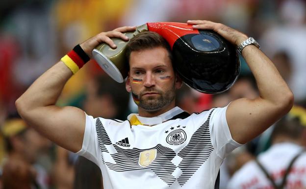 Un aficionado alemán, con gesto de tristeza. 