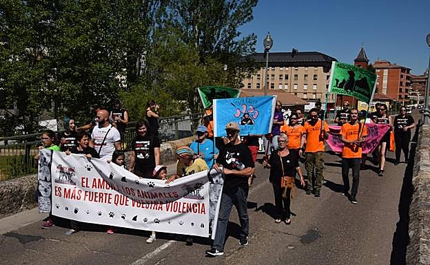 Concentración de protesta contra los espectáculos taurinos, el domingo en Guardo. 