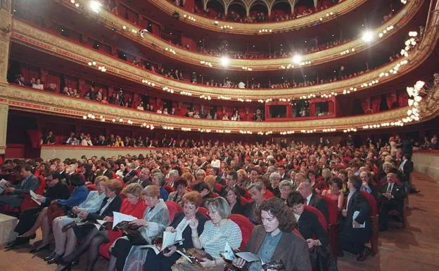 El Teatro Calderón se asoma a su vigésimo aniversario subido en el siglo XXI
