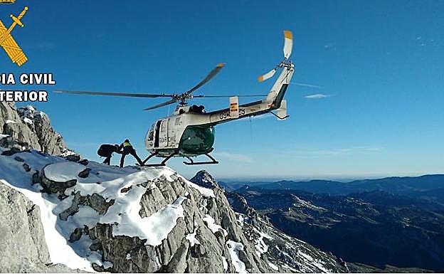 El helicóptero, durante el rescate. 