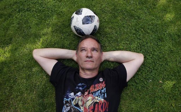 El director de cine con un balón en su casa de Madrid.