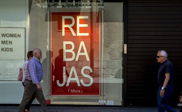 Un escaparate muestra el cartel de rebajas en una calle de Valladolid. 