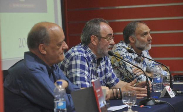 Gustavo Martín Garzo, Luis Miguel de Dios e Isaac Macho, durante la presentación del libro en la librería Margen. 