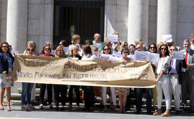 Concentración a la puerta de la Audiencia de los Secretaríos Judiciales reclamando la Adecuación Salarial.