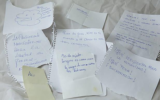 Algunos de los mensajes que dejaron los viandantes sobre la valla. 