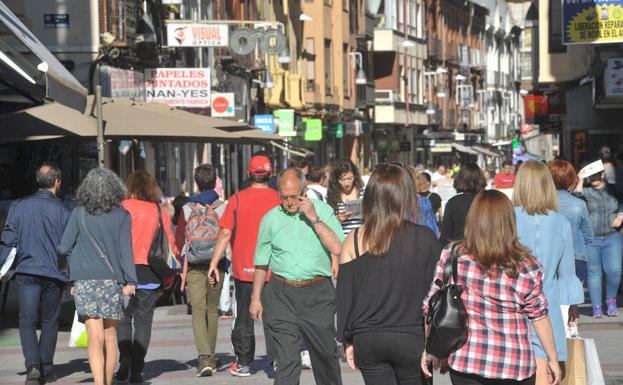 Peatones por la calle Mantería en la ciudad de Valladolid.
