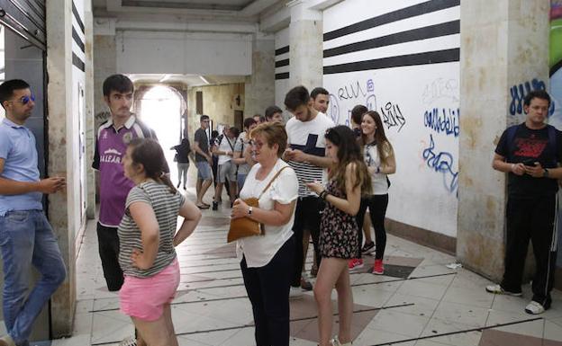 La afición del Salmantino hace cola en el Pasaje Coliseum esta tarde.