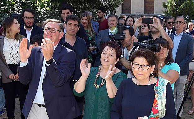 La alcaldesa y los hijos de Dionisio Duque aplauden al descubrirse la placa.