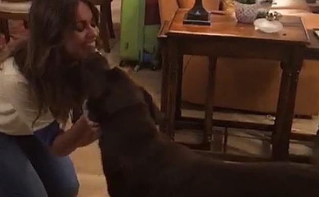 Lara Álvarez con su mascota Choco. 