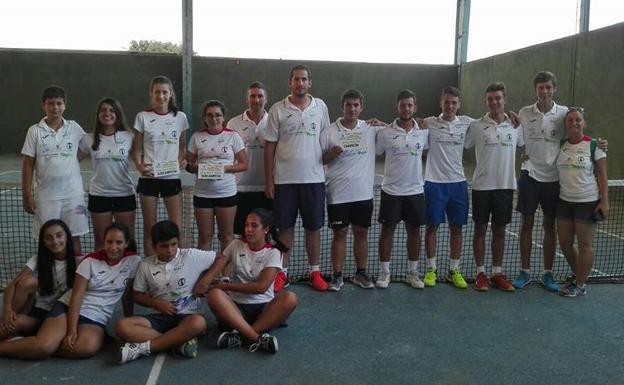 Equipo del Club Deportivo Tenis Alba de Tormes en las finales de 2017. 