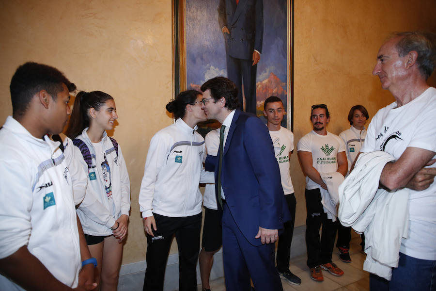 El alcalde Alfonso Fernández Mañueco felicita al equipo salmantino tras recuperar el pasado fin de semana la máxima categoría nacional