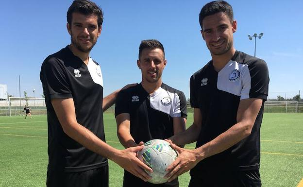 Carlos de la Nava, Piojo y David Gallego posan con un balón en La Aldehuela. 